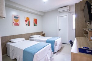 Standard-Zweibettzimmer, 2 Einzelbetten | Zimmersafe, Schreibtisch, Verdunkelungsvorhänge, kostenloses WLAN