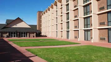 Un edificio moderno con fachada de ladrillo y varias ventanas.