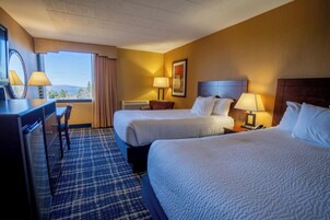 特色装修、办公桌、笔记本电脑工作区、遮光窗帘