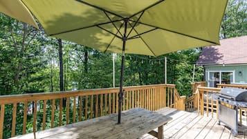 Cottage, 3 kamar tidur, akses difabel, pemandangan danau terbatas | Tempat makan outdoor