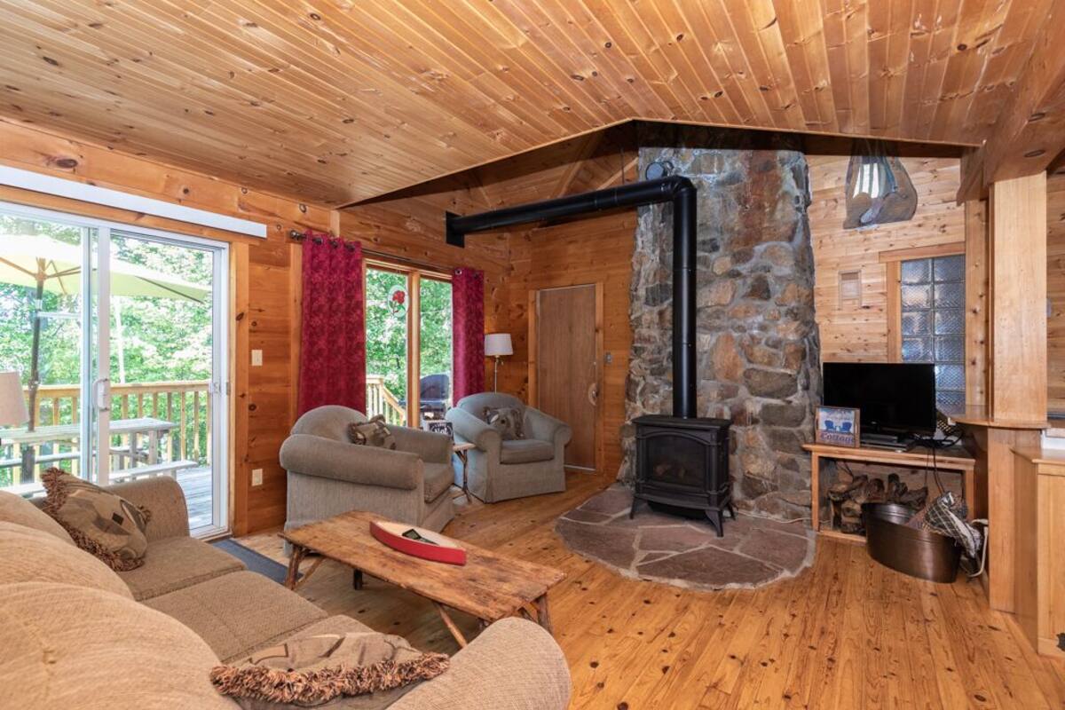 Flat-screen TV, fireplace