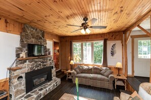 Cottage, 3 chambres, accessible aux personnes à mobilité réduite, vue partielle sur le lac | Coin séjour | Télévision à écran plat, cheminée