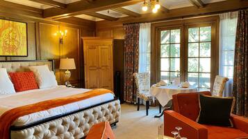 Signature Room, 1 King Bed, Fireplace, Marina View | Premium bedding, down duvets, pillow-top beds, individually decorated