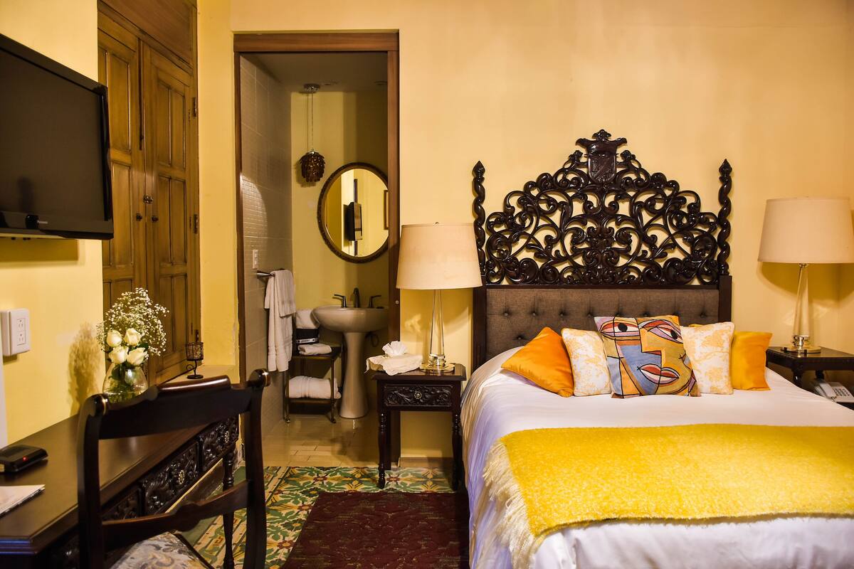 Deluxe Room, 1 Queen Bed | Frette Italian sheets, premium bedding, down comforters, pillowtop beds