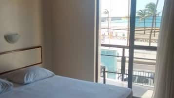 双人房或双床房, 海滨 | 1 多间卧室、迷你吧、客房内保险箱、免费 WiFi