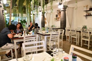 Menyajikan masakan Italia