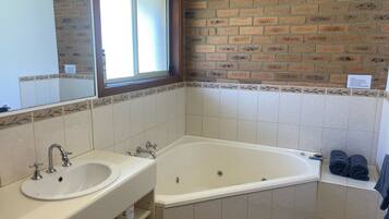 Queen Room with Spa Bath | Bathroom | Shower, hair dryer, towels