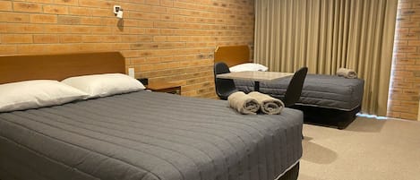 Kamer, 1 twee- of 2 eenpersoonsbedden | Een bureau, een strijkplank/strijkijzer, gratis wifi, beddengoed