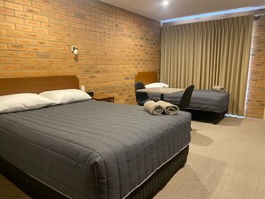 Kamar Double atau Twin | Meja kerja, setrika/meja setrika, Wi-Fi gratis, dan seprai linen