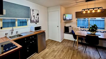 Decoración personalizada, muebles diferentes y wifi gratis