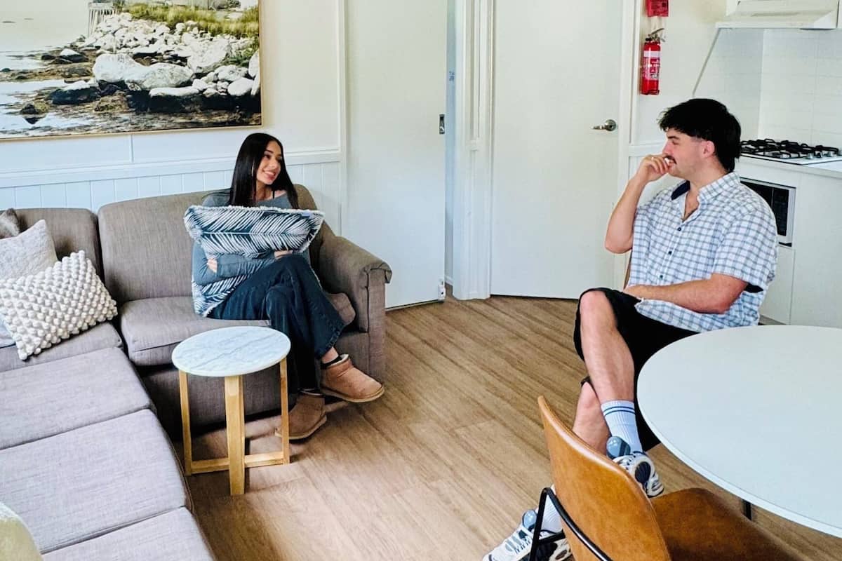 Televisión de pantalla plana, mesa de ping pong