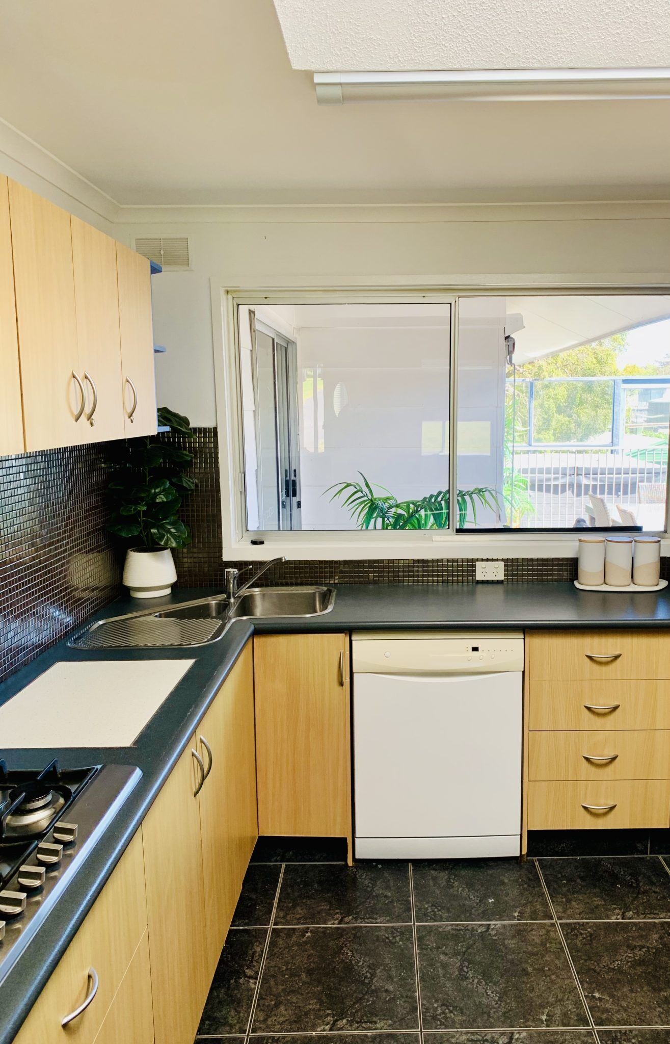 Deluxe House | Private kitchen | Fridge, microwave, stovetop, coffee/tea maker