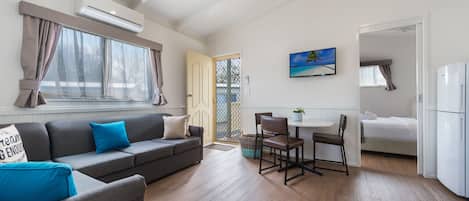 Deluxe-mökki, 2 makuuhuonetta | 1 makuuhuone, ilmainen Wi-Fi, vuodevaatteet