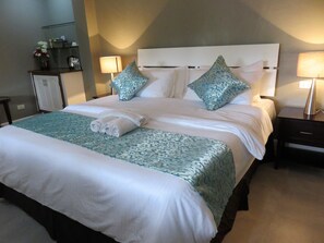 Deluxe tweepersoonskamer, uitzicht op resort | Een bureau, een laptopwerkplek, gratis wifi, beddengoed