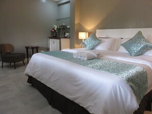 豪華雙人房, 渡假村景觀 | 書桌、筆電工作空間、免費無線上網、床單