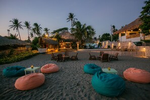 位於海灘上、躺椅、浮潛、獨木舟