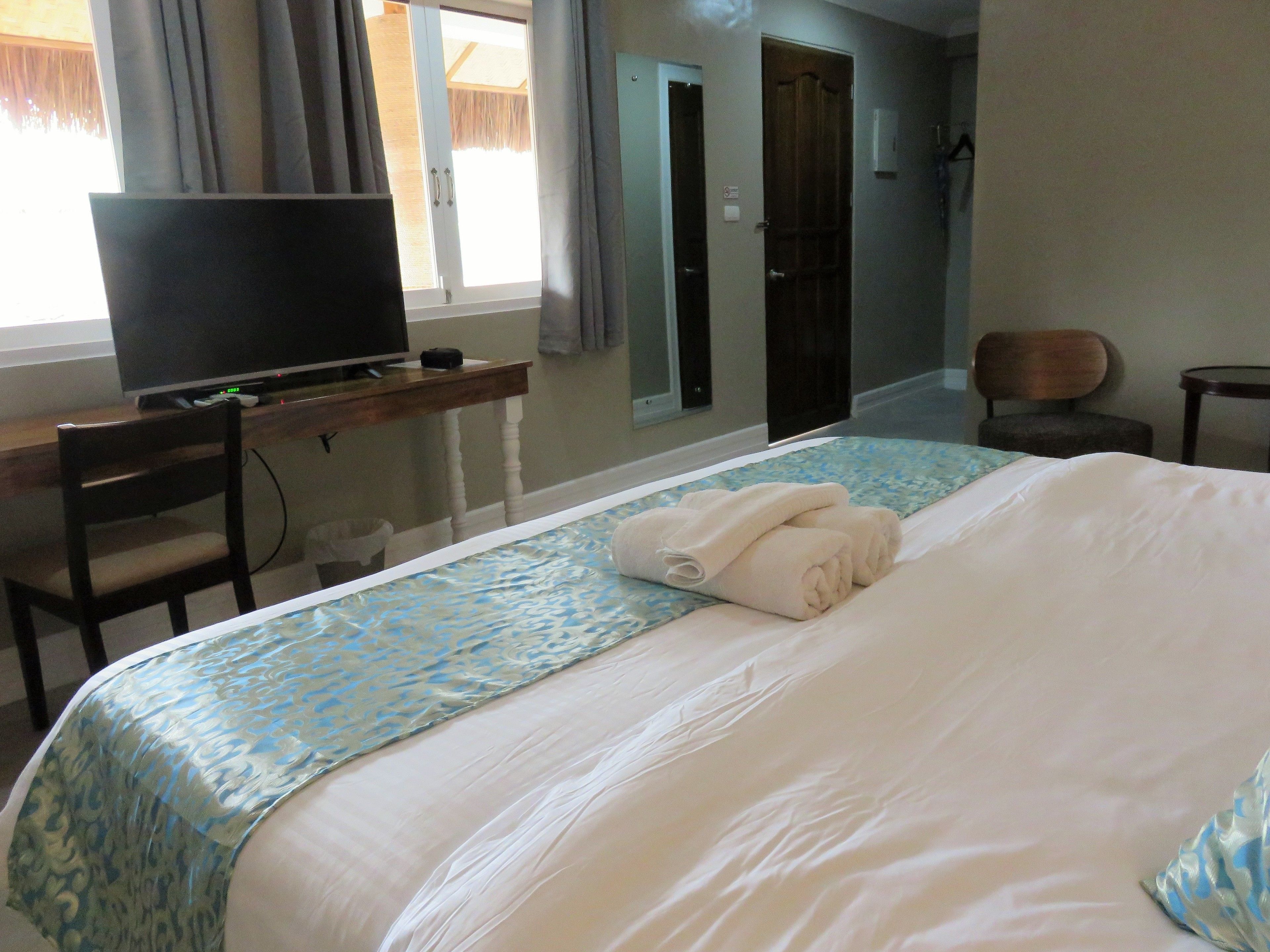 deluxe double room, resort view | living area | flat-screen tv