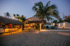 Accommodatie ligt op het strand, ligstoelen, snorkelen, kajakken