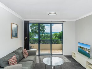 Premium bedding, pillow-top beds, desk, soundproofing - The Brighton Apartments (Toronto)