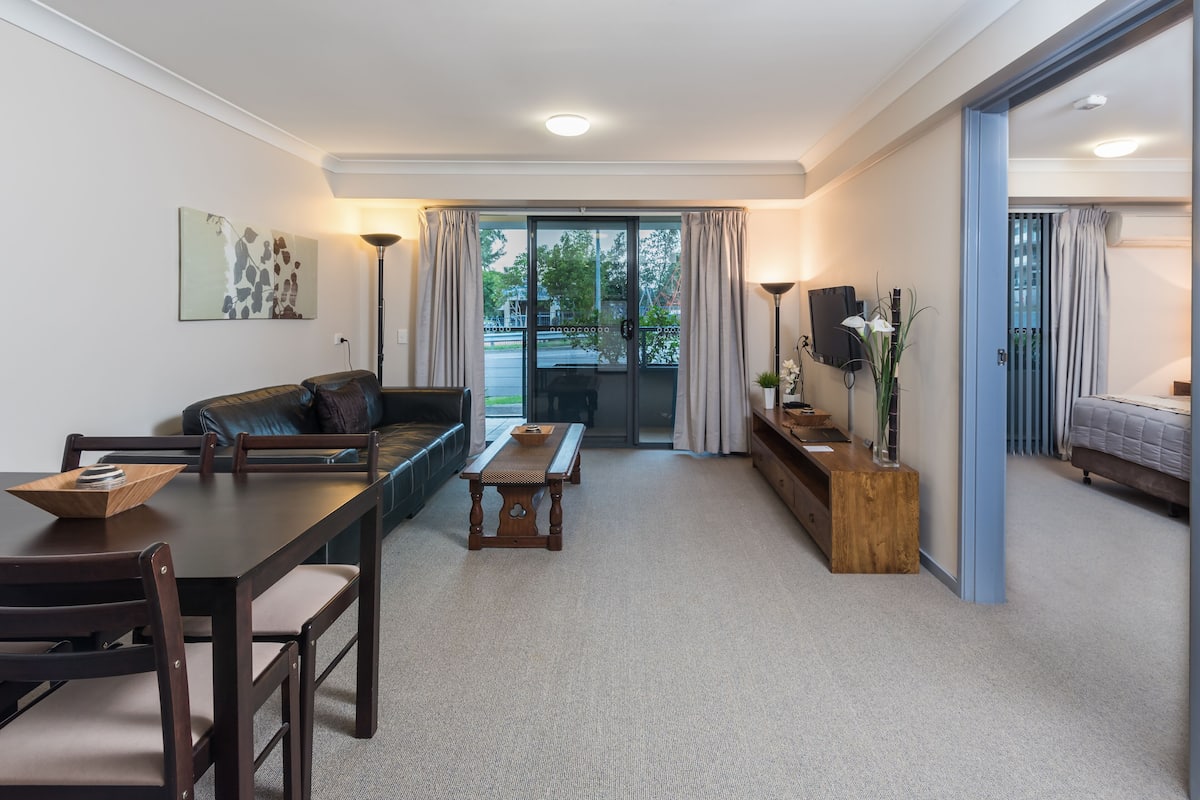 Superior Apartment, 1 Bedroom, Accessible, Garden Area | Ruang tamu | TV skrin rata