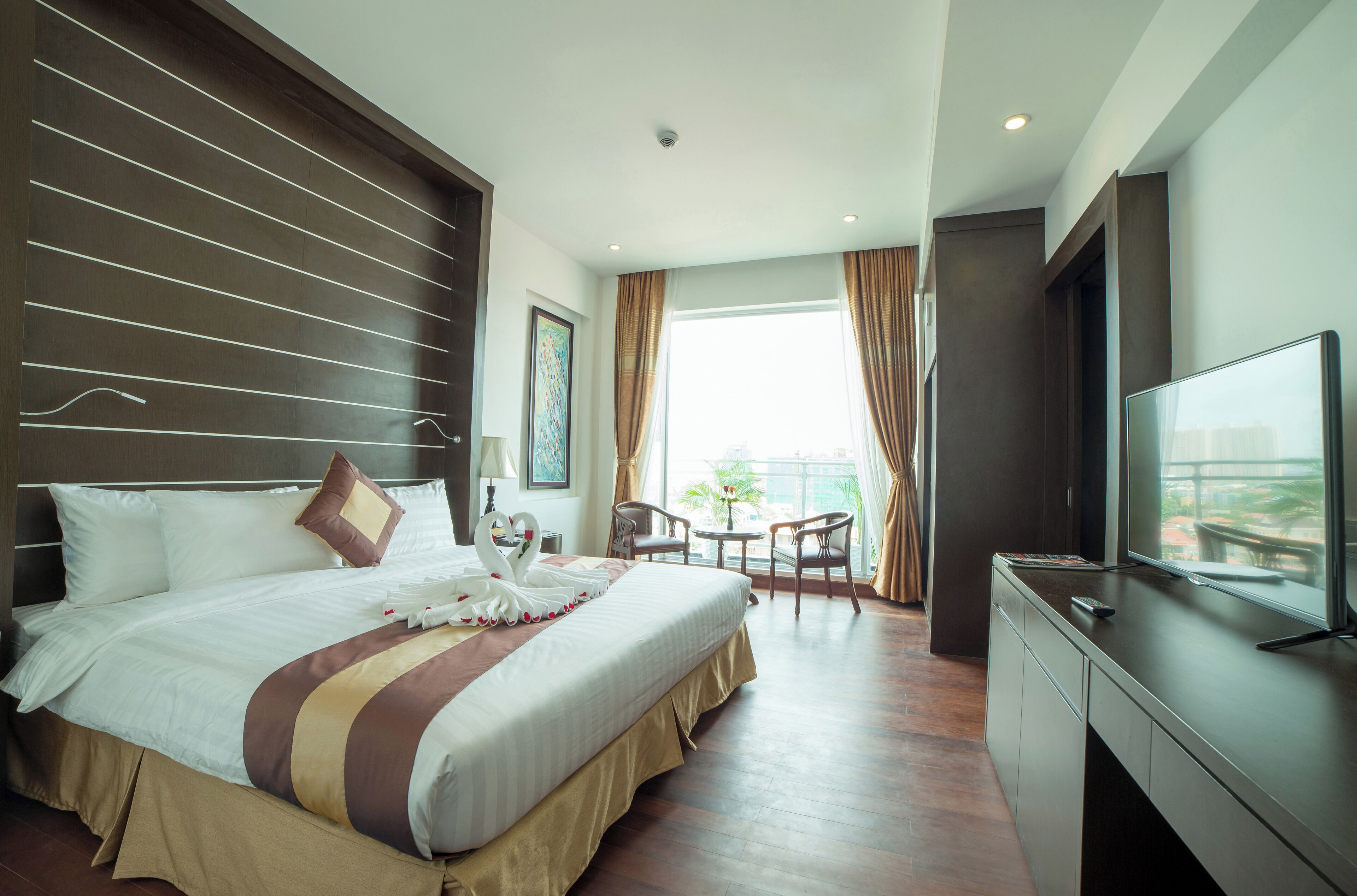 行政套房, 1 張特大雙人床, 城市景 | 房內夾萬、書桌、手提電腦工作空間