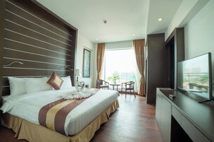 Executive Suite, 1 King Bed, City View | In-room safe, desk, laptop workspace