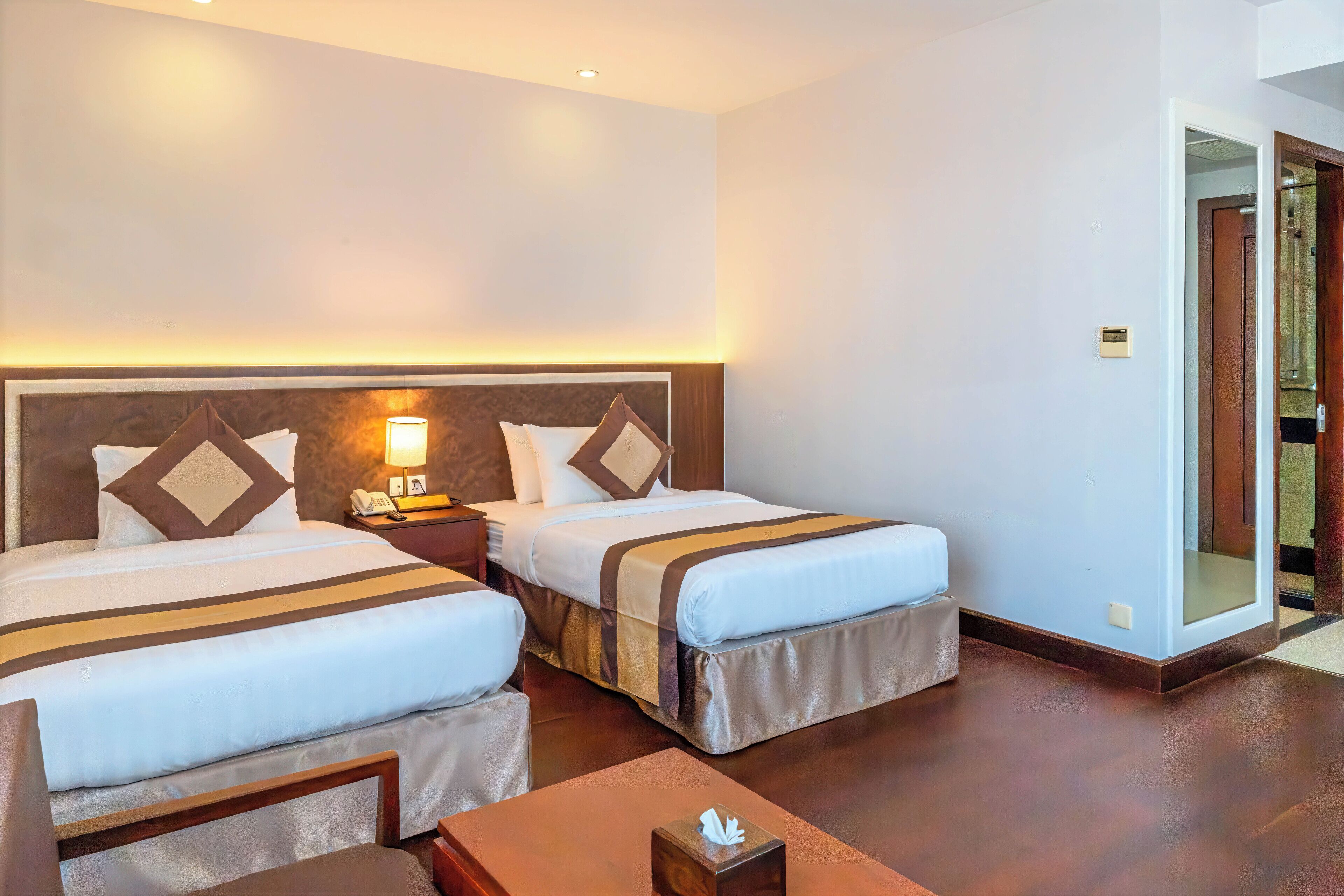 Suite junior, 2 camas individuales, vista a la ciudad | Caja de seguridad en la habitación y escritorio 