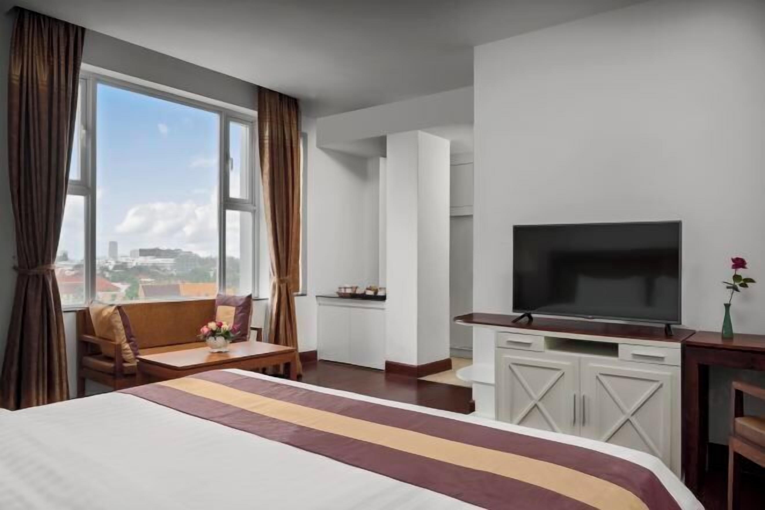 In-room safe, desk, laptop workspace