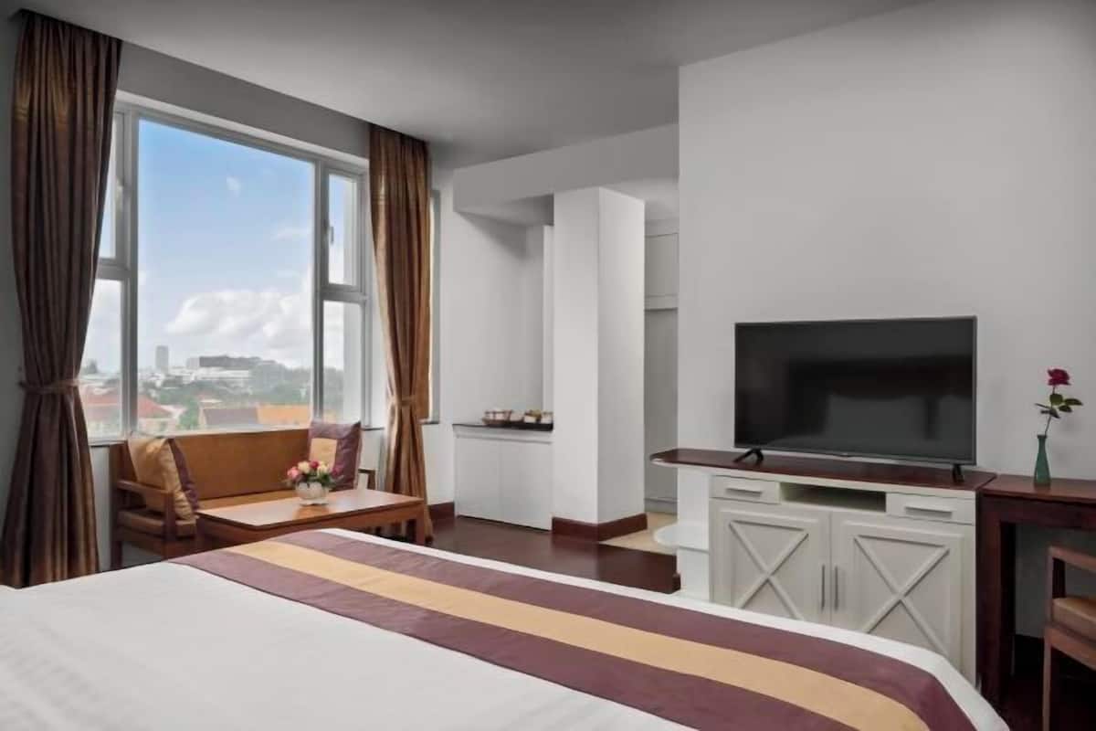 In-room safe, desk, laptop workspace