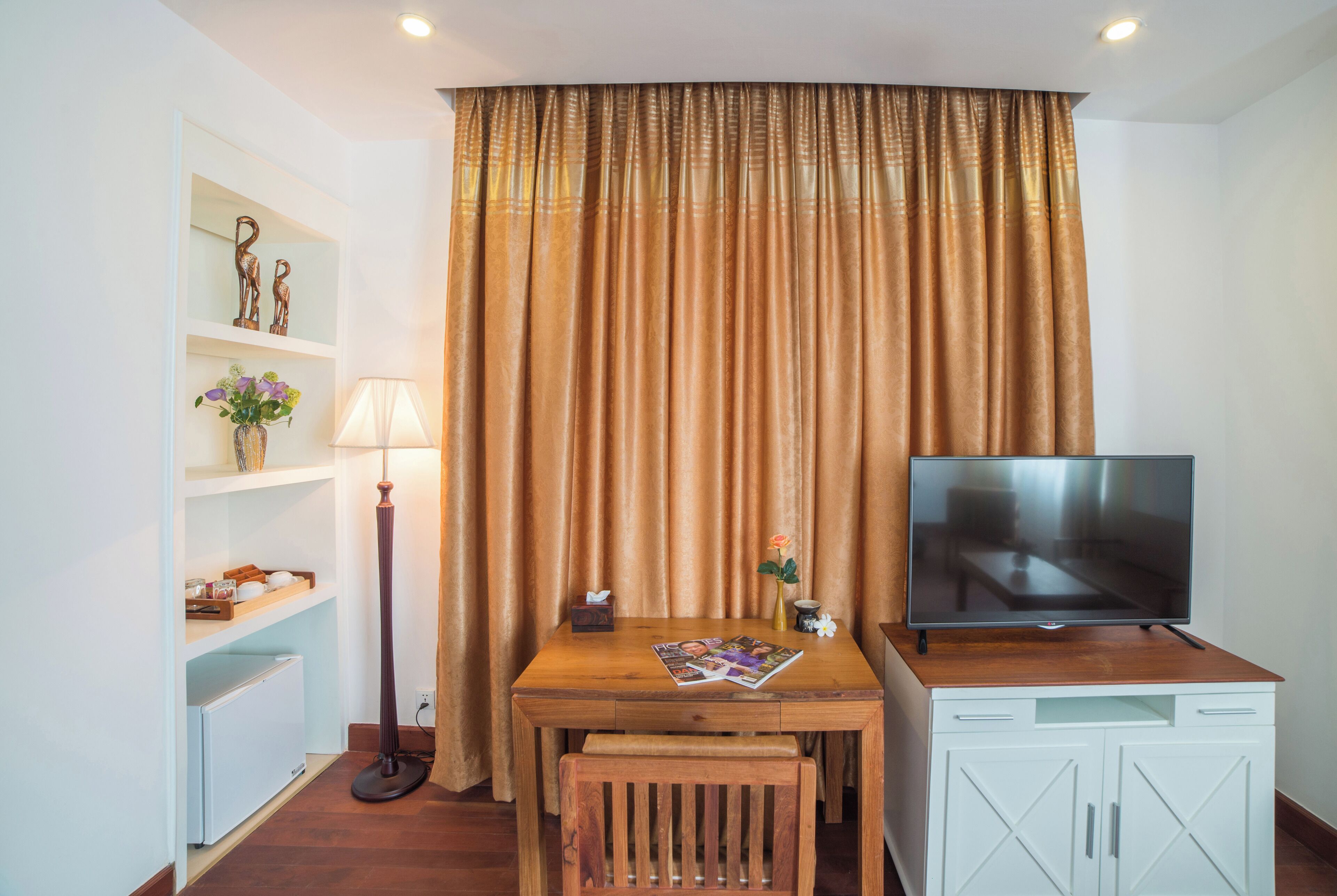 junior suite, 1 double bed, city view | living area | lcd tv, books