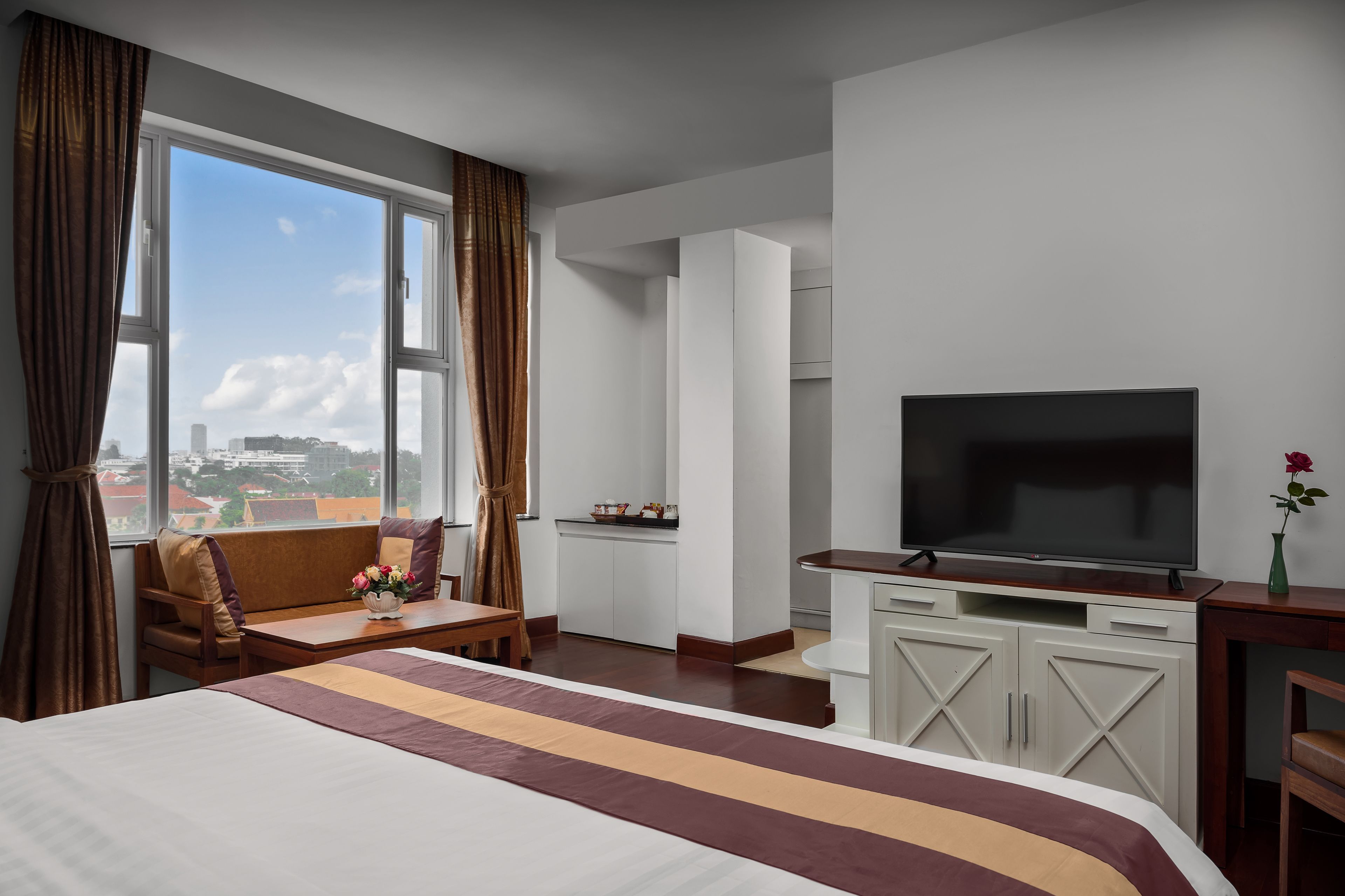 deluxe room, 1 king bed, city view | in-room safe, desk, laptop workspace