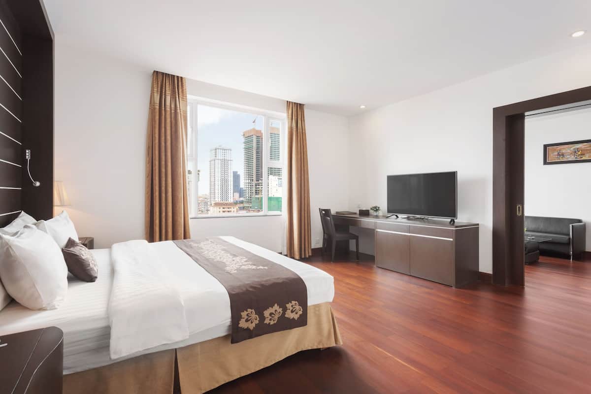 Executive Suite, 1 King Bed, City View