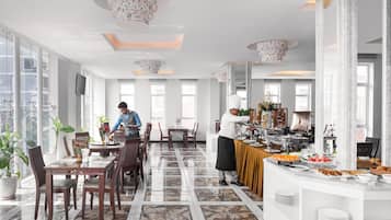 Desayuno buffet todos los días (con cargo)