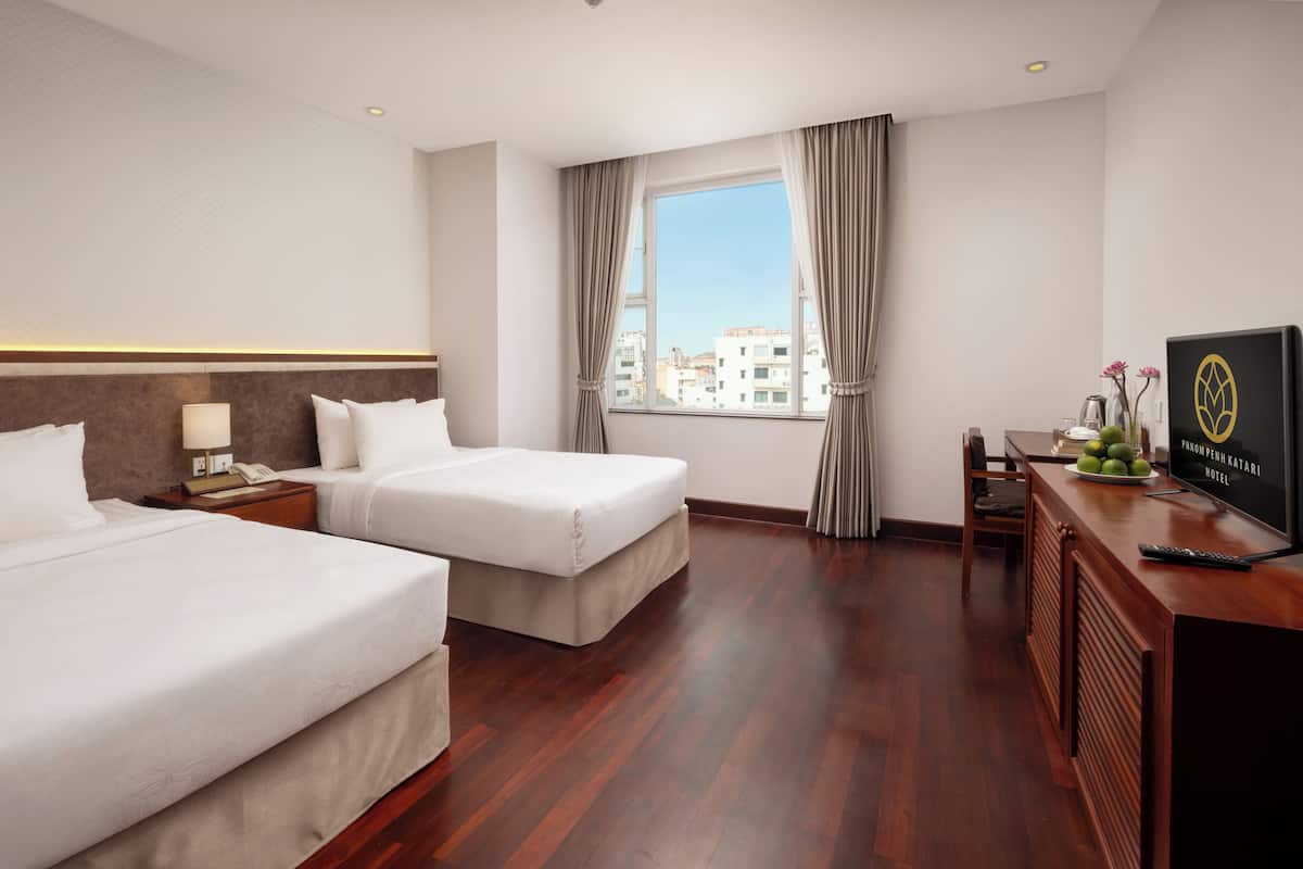 Junior Suite, 2 Twin Beds, City View | In-room safe, desk, laptop workspace, bed sheets