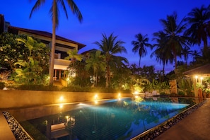 Hồ bơi ngoài trời, ghế dài tắm nắng 