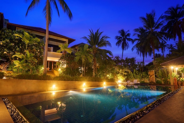 Outdoor pool, sun loungers