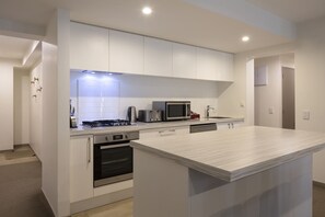 G3 - 3 Bedroom Apartment | Private kitchen | Full-sized fridge, microwave, oven, stovetop - 22 Hallenstein Apartments by Staysouth (Queenstown)