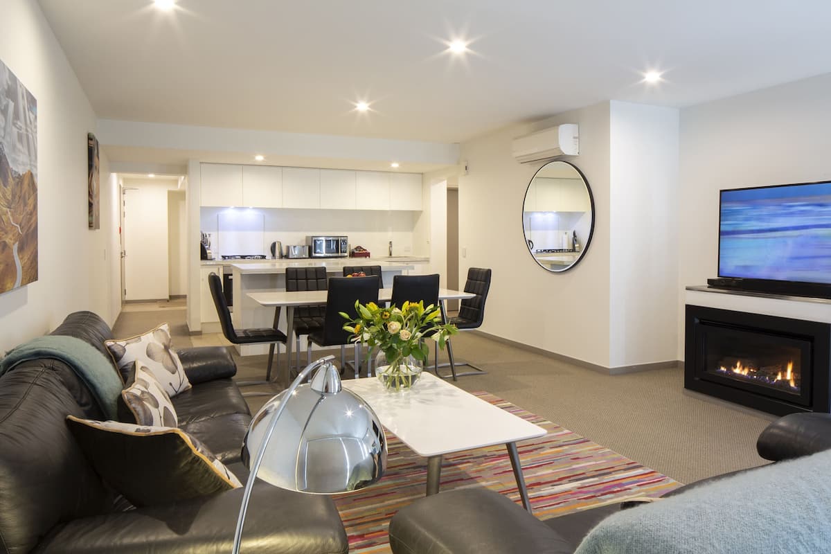 G3 - 3 Bedroom Apartment | Living area | Flat-screen TV, fireplace, DVD player