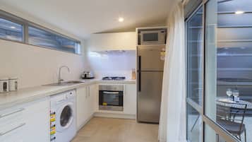 Departamento superior, 2 habitaciones | Cocina privada | Refrigerador con congelador, microondas, horno y parrilla de estufa
