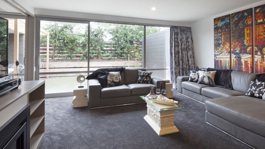 22 Hallenstein Apartments by Staysouth