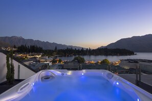 Outdoor spa tub - Shotover Penthouse & Spa by Staysouth (Queenstown)