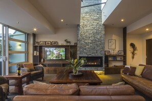 Shotover Penthouse  | Living room - Shotover Penthouse & Spa by Staysouth (Queenstown)