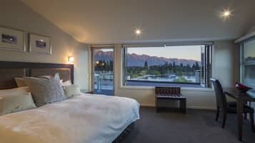Shotover Penthouse | 3 bedrooms, premium bedding, iron/ironing board, cots/infant beds