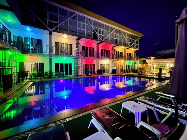 2 สระว่ายน้ำกลางแจ้ง, คาบาน่าฟรี, ร่มริมสระว่ายน้ำ