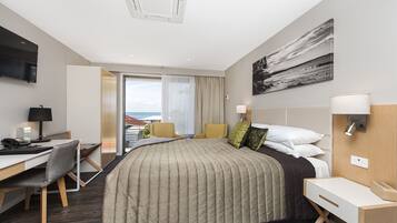 Premium bedding, pillowtop beds, minibar, desk