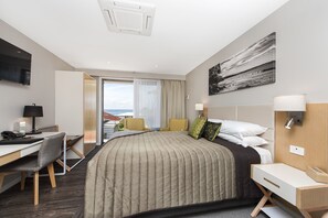 Premium bedding, pillow-top beds, minibar, desk - Allure on Ocean Motel (Mollymook)
