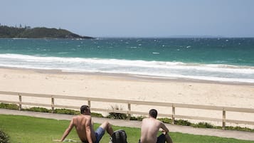 Ubicación cercana a la playa, arena blanca y toallas de playa