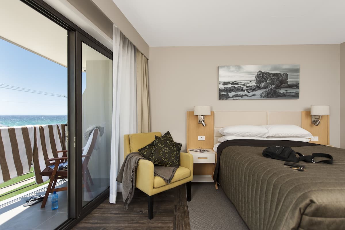 Monolocale Deluxe, 1 letto queen, balcone, vista oceano | Biancheria da letto di alta qualità, materassi a doppio strato, minibar
