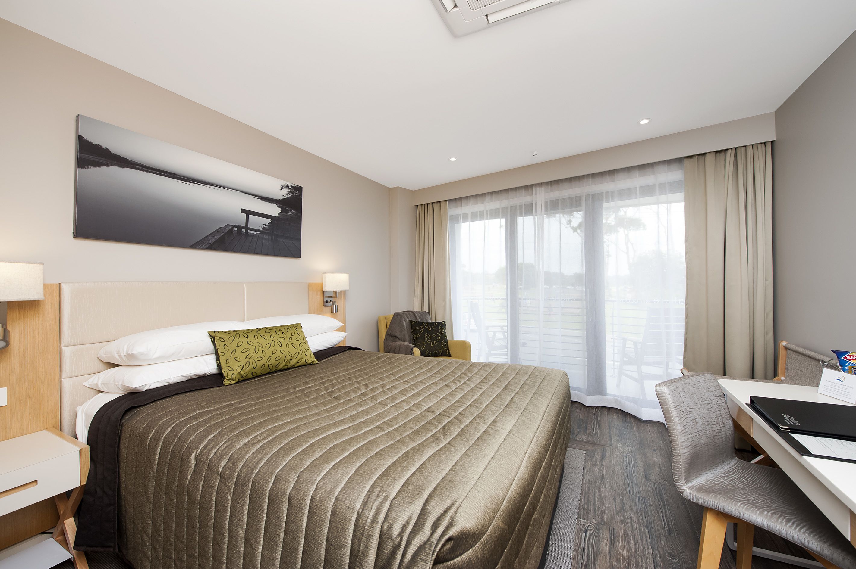 Estudio Deluxe, 1 cama de matrimonio, balcón, vistas al mar | Ropa de cama de alta calidad, colchones con acolchado adicional, minibar