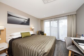 Deluxe Studio, 1 Queen Bed, Balcony, Ocean View